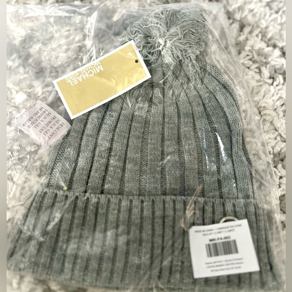 ?MICHAEL KORS??NWT?GRAY RIBBED KNIT BEANIE HAT WITH POM main image 4